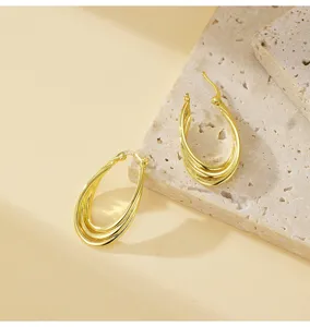Elegante gelaagde ovale gouden oorbellen, chique minimalistische designer oorbellen.