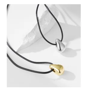 Collier avec pendentif goutte minimaliste et cordon en cuir noir pour femmes élégantes.