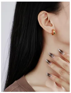 Boucles d'oreilles géométriques irrégulières en argent 925 détail, créoles dorées froissées chic femme
