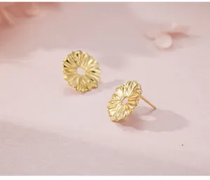 Pendientes de tuerca margarita de plata S925 detalle, joyería minimalista en tono dorado.