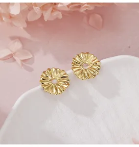 Pendientes de tuerca de margarita chapados en oro de plata esterlina 925 minimalistas chic.