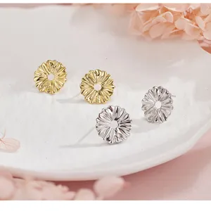 Pendientes de tuerca de margarita pequeña de plata de ley S925 estilo minimalista oro y plata.