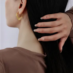 Goldene verdrillte geflochtene Creolen, modische geometrische Ohrringe für Damen Alltag.