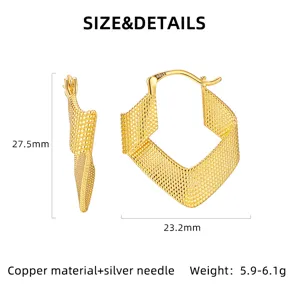 Goldene geometrische verdrehte Creolen Kupfer Silbernadel Mode Statement Schmuck 27,5mm