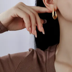 Prachtige gelaagde gouden ovale créoles oorbellen voor dames, stijlvolle minimalistische oorbellen.