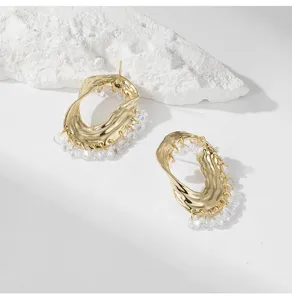Boucles d'oreilles créoles texturées irrégulières dorées avec franges en cristal fin