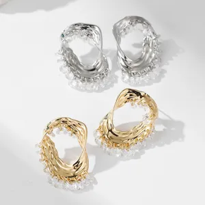 Boucles d'oreilles créoles en métal texturé irrégulier avec pampilles en cristal, chic femme.