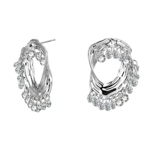 Boucles d'oreilles créoles argentées irrégulières et plissées avec cristaux étincelants.