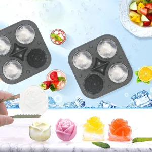 Detalle de molde de hielo de rosa de silicona con cubitera de cuatro cavidades y hielos.