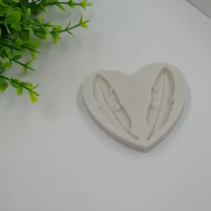 Vista detallada del molde de silicona en forma de corazon con doble grabado pluma.