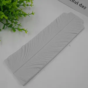 Detalle del molde de silicona con delicada textura de pluma para fondant y manualidades.