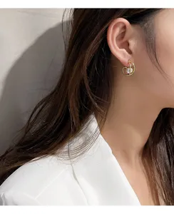 Nahaufnahme der eleganten 18k vergoldeten Silber Perlen Creolen Ohrstecker am Ohr.