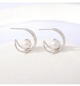 Elegante silberne Doppelreifen-Ohrringe mit hängender Perle, minimalistisches schickes Design.