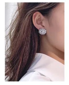 Vista detallada de pendientes de botón de flor de plata, joyería geométrica creativa de moda.