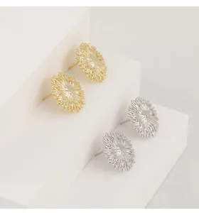 Vista detallada de pendientes de tuerca texturizados sol en oro y plata, diseño geométrico.