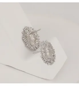Vista detallada de pendientes de plata S925 con una textura floral geométrica orgánica única.