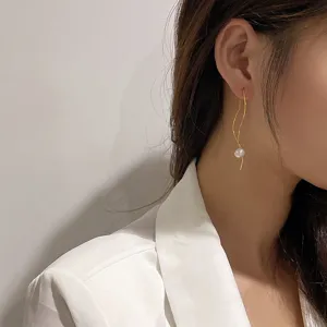 Pendientes largos de perla con forma de S para mujer, joyería de moda elegante dorada.