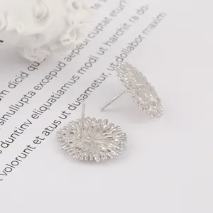 Pendientes de tuerca con flor geométrica de plata S925, diseño elegante y moda diaria.