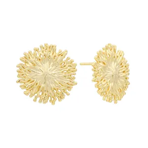 Pendientes de tuerca con coral texturizado en plata de ley chapados en oro para mujer.