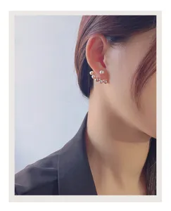 Élégantes boucles d'oreilles perles en argent 925 avec un design courbé multi-perles chic.