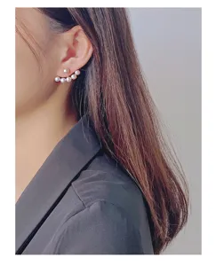 Vue de détail rapprochée de boucles d'oreilles élégantes à perles multiples en argent.