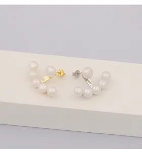 Vue détaillée de boucles d'oreilles perles argent S925 au design d'éventail élégant.