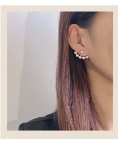 Vue détaillée de boucles d'oreilles en perles argent S925, élégant design de sourire en forme.
