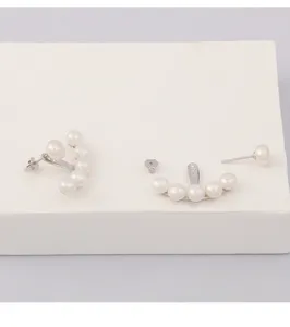Vue détaillée des boucles d'oreilles perles en argent S925, design d'éventail polyvalent.