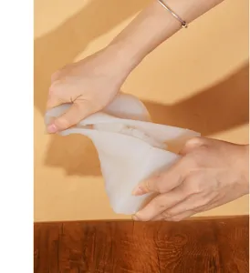 Vista detallada que muestra la flexibilidad del molde de silicona blanca para repostería.