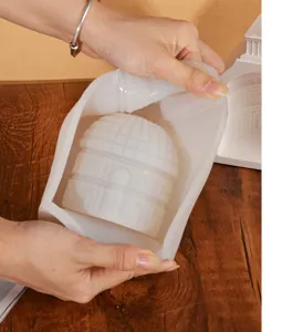 Detalle del molde de silicona que muestra la liberación flexible y forma de cúpula.
