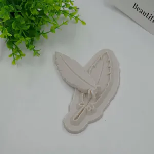 Vista de detalle del molde de silicona de pluma para tarta fondant y chocolate DIY.