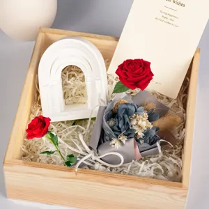 Caja de regalo de flores preservadas con rosas románticas, decoración de arco y tarjeta de felicitación.