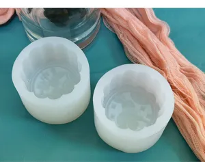 Detalle de molde de pastel de luna de silicona, forma cilíndrica blanca, ideal para repostería DIY.