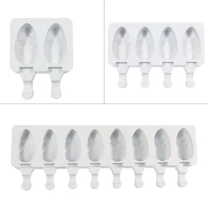 Vista dettagliata di stampi per ghiaccioli in silicone bianco con design a 2, 4 e 8 cavità.