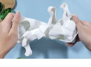 Dettaglio in primo piano che mostra lo stampo per gelato in silicone bianco flessibile.