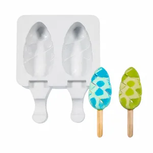 Stampo per ghiaccioli in silicone a goccia a 2 cavità con bastoncini di legno fatti in casa.