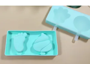 Détail du moule à glace en silicone, plateau de popsicle forme de pied mignon avec couvercle.