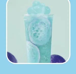 Detalle de molde de hielo de silicio, linda forma de nube para bebidas, helados y whisky.
