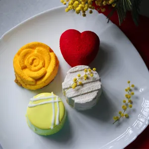 Cuatro exquisitos moldes de silicona para pastel de mousse francés en plato blanco
