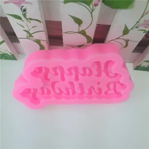 Stampo per dolci in silicone rosa con design Happy Birthday in rilievo per decorazione torta.