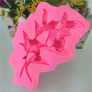 Detailansicht der rosafarbenen Silikon-Blumenstrauß-Form mit klaren Rosenstrukturen für Basteln.