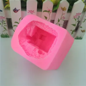 Vista dettagliata dello stampo in silicone 3D rosa, mostrando la cavità interna per il fai da te.