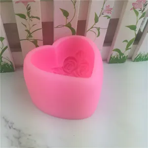 Stampo in silicone a cuore rosa con rose per dolci fai-da-te, sapone artigianale e cioccolato.