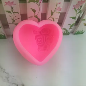 Primo piano dettagliato dello stampo in silicone a cuore rosa con rosa e testo d'amore.