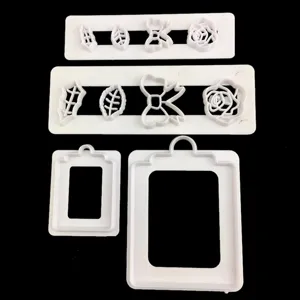 Detailansicht von 4-teiligen weißen Plätzchen-Fondant-Ausstechformen zum Backen und Dekorieren.