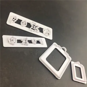 Detailansicht der 4tlg. weißen Plastik Fondant Keksausstecher und Prägeformen zum Backen.