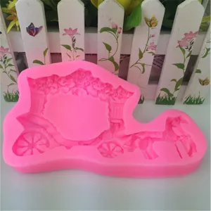 Moule en silicone carrosse princesse avec bordure florale pour décoration de gâteau pâtisserie.