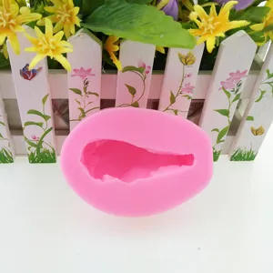 Dettaglio stampo in silicone pollo rosa 3D, utensile da forno flessibile per torta fondente.