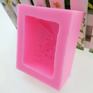Primo piano dello stampo in silicone rosa con motivo delfino e onde per pasticceria.