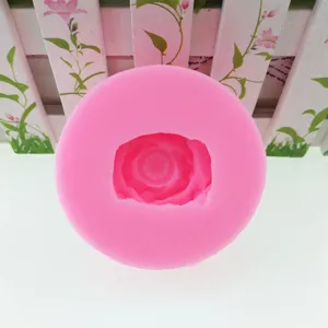 Dettaglio dello stampo in silicone garofano che mostra la texture floreale per la pasticceria.